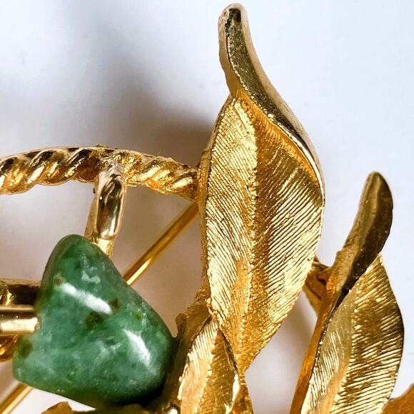 Vintage 50s Gold Tone Leaf Wreath Brooch Faux Pearl Green Stone Mid Century Pin - Picture 5 of 9